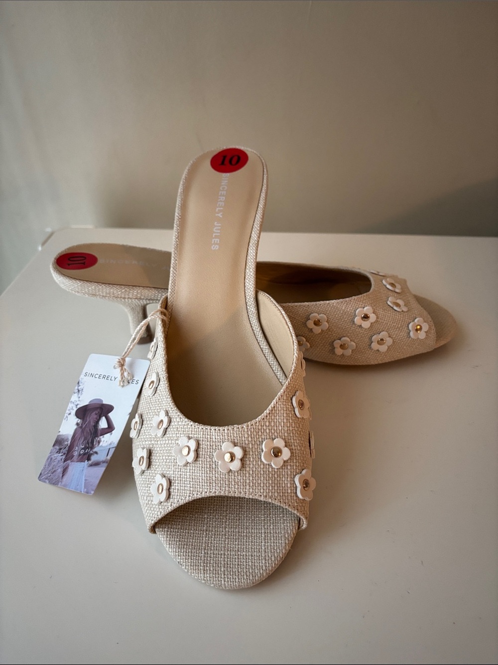 Sincerly Jules Beige Floral Appliqué Open-Toe Mules NWOT Size 10